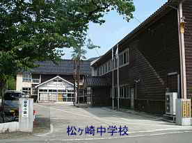 松ヶ崎中学校・正門より、佐渡の木造校舎
