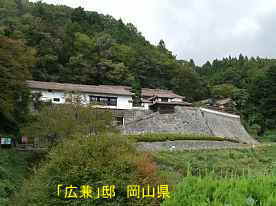 「吹屋小学校」修理中、岡山県の木造校舎