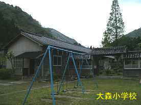 大森小学校・中庭、島根県の木造校舎