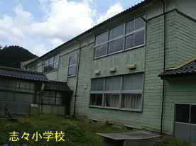 志々小学校・中庭、島根県の木造校舎