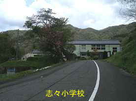 志々小学校・正門へのスロープ、島根県の木造校舎