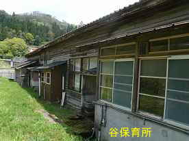 谷保育所・裏側、島根県の木造校舎