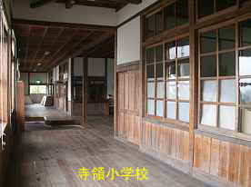 寺領小学校・一階廊下、島根県の木造校舎
