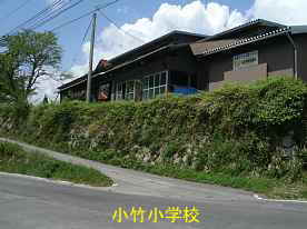 小竹小学校・上り道、島根県の木造校舎