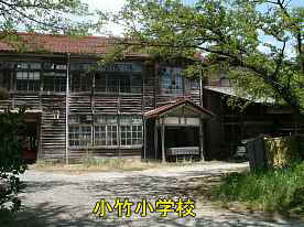小竹小学校・正門付近より、島根県の木造校舎