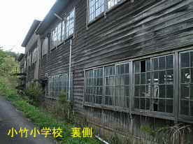 小竹小学校・裏側、島根県の木造校舎