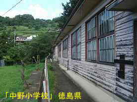 「中野小学校」通路2、徳島県の木造校舎