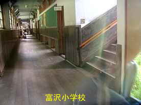 富沢小学校・廊下、鳥取県の木造校舎