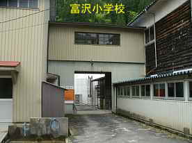 富沢小学校・体育館との繋ぎ廊下、鳥取県の木造校舎
