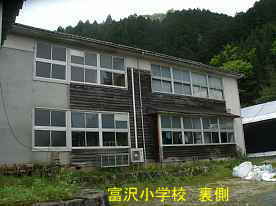 富沢小学校・裏側、鳥取県の木造校舎