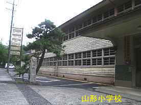山形小学校・正面玄関付近より、鳥取県の木造校舎