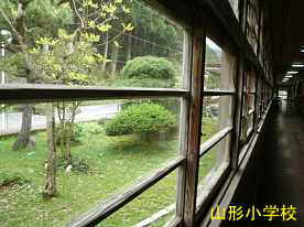 山形小学校・廊下窓より、鳥取県の木造校舎