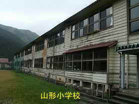 山形小学校・グランド側より、鳥取県の木造校舎