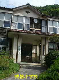 成器小学校・正面玄関、鳥取県の木造校舎
