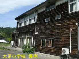 大茅小学校・裏側、鳥取県の木造校舎
