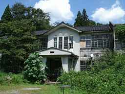 桐谷小、富山県の木造校舎