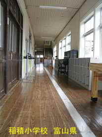 稲積小学校・廊下、富山県の木造校舎・廃校
