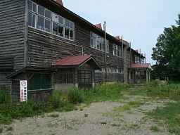 宿野部小学校・入口、青森県の木造校舎・下北半島
