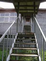 宿野部小学校・階段、青森県の木造校舎・下北半島