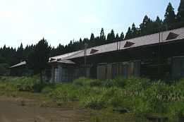 戸沢小学校・グランド側、青森県の木造校舎・下北半島