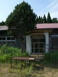 戸沢小学校・玄関と号令台、青森県の木造校舎・下北半島
