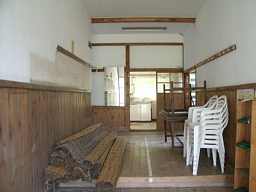 戸沢小学校・玄関、青森県の木造校舎・下北半島