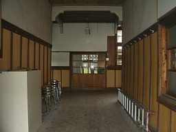大利小学校・玄関内、青森県の木造校舎・下北半島