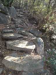 豆坂峠の石階段