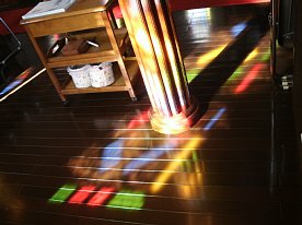 教会の床にこぼれるステンドグラスの光