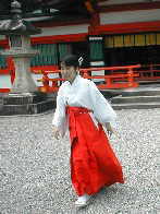 巫女さん、「熊野速玉大社」、熊野古道・本宮道を歩く