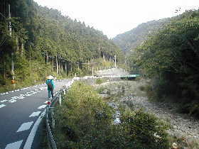 川沿いの道、熊野古道・本宮道を歩く