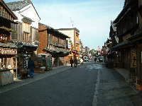早朝のおはらい町・おかげ横丁、熊野古道・伊勢路を歩く