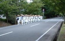 根来寺での修行僧の一団、熊野古道・紀伊路を歩く