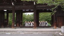 根来寺山門と修行僧、熊野古道・紀伊路を歩く