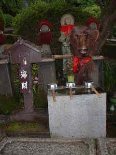 根来寺・水場のマントヒヒ、熊野古道・紀伊路を歩く