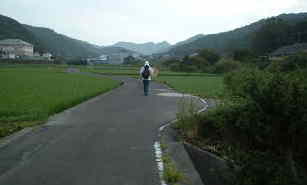 川沿いの
道、熊野古道・紀伊路を歩く
