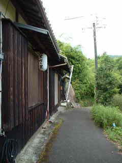 「黒竹の里」提灯の民家、熊野古道・紀伊路を歩く