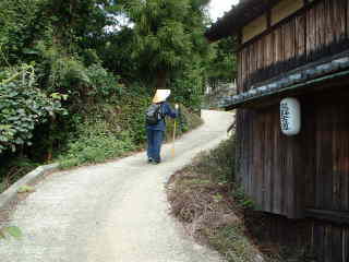 軒下の「熊野古道」提灯、熊野古道・紀伊路を歩く