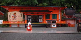熊野那智大社　巫女さん、熊野古道・中辺路を歩く