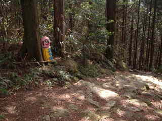 「胴切坂」の人形、大雲取越え、熊野古道・中辺路を歩く