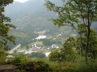 麓の集落を見下ろす、小雲取越え、熊野古道・中辺路を歩く