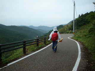 舗装道路、熊野古道・中辺路を歩く