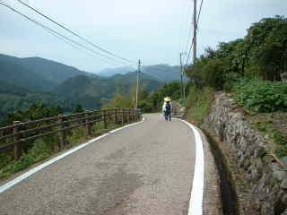 舗装道路を行く、熊野古道・中辺路を歩く