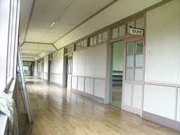 鳴沢小学校・廊下、木造校舎・廃校、青森県