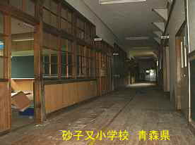砂子又小中学校・廊下1、青森県の廃校・木造校舎