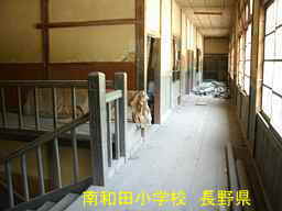 長野県の木造校舎「南和田小学校」