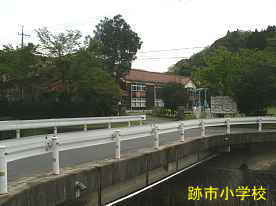 跡市小学校・正門方向 | 島根県の木造校舎