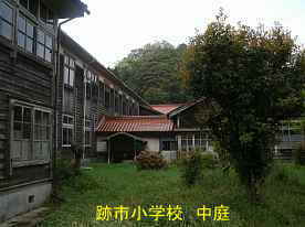 跡市小学校・中庭 | 島根県の木造校舎